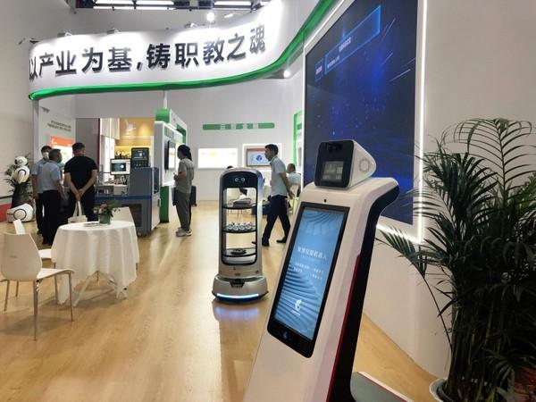 展台上,中铭谷智能机器人自主研发,生产的工业机器人实训平台,plc实训